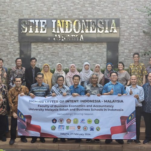 Foto bersama Universitas Malaysia Sabah dengan 13 Perguruan tinggi di Indonesia berlokasi di STIE Indonesia