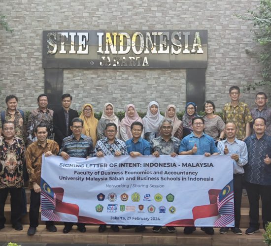 Foto bersama Universitas Malaysia Sabah dengan 13 Perguruan tinggi di Indonesia berlokasi di STIE Indonesia
