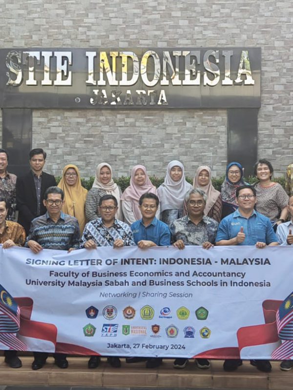 Foto bersama Universitas Malaysia Sabah dengan 13 Perguruan tinggi di Indonesia berlokasi di STIE Indonesia