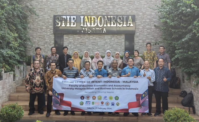 Foto bersama Universitas Malaysia Sabah dengan 13 Perguruan tinggi di Indonesia berlokasi di STIE Indonesia