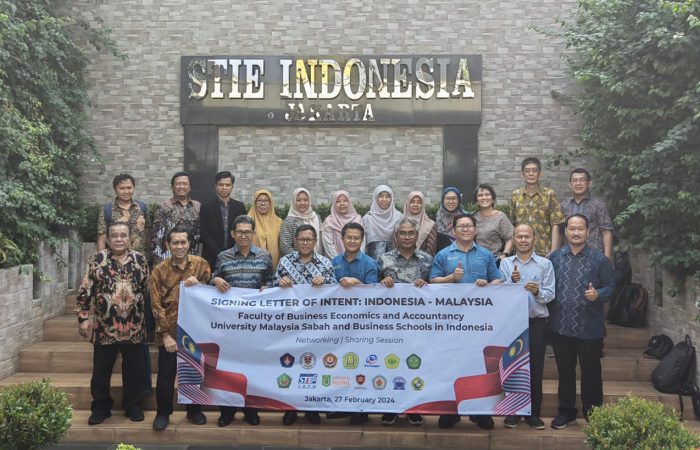 Foto bersama Universitas Malaysia Sabah dengan 13 Perguruan tinggi di Indonesia berlokasi di STIE Indonesia