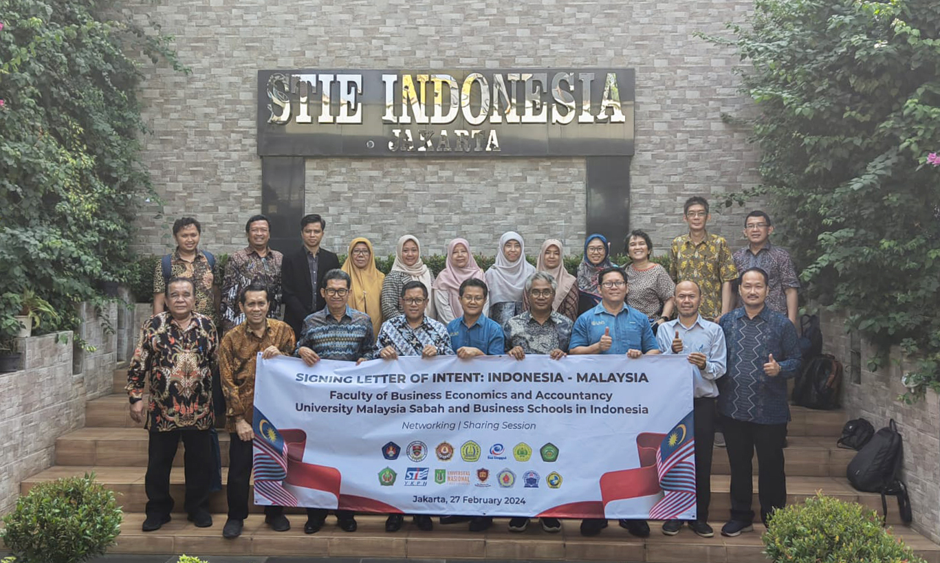 Foto bersama Universitas Malaysia Sabah dengan 13 Perguruan tinggi di Indonesia berlokasi di STIE Indonesia