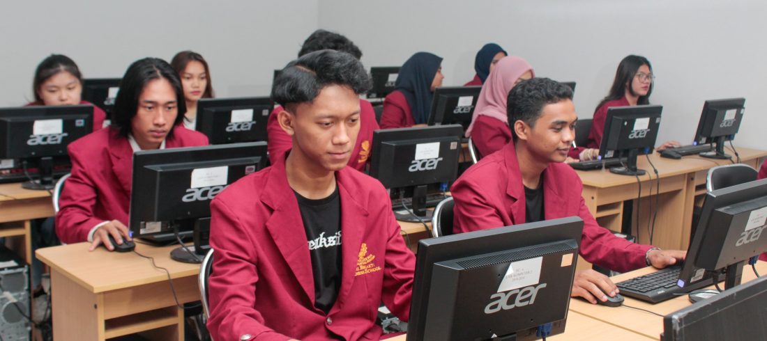 Mahasiswa Kampus Tri Bhakti Business School sedang menghadap ke komputer Biaya Kuliah
