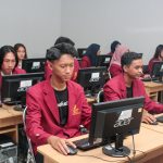 Mahasiswa Kampus Tri Bhakti Business School sedang menghadap ke komputer Biaya Kuliah