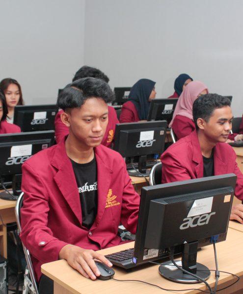 Mahasiswa Kampus Tri Bhakti Business School sedang menghadap ke komputer Biaya Kuliah