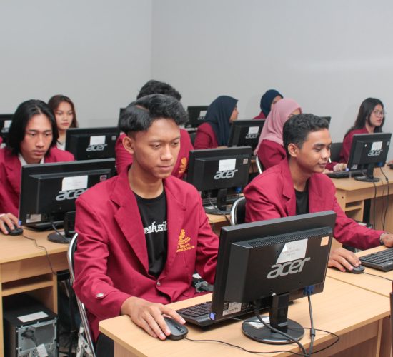 Mahasiswa Kampus Tri Bhakti Business School sedang menghadap ke komputer Biaya Kuliah