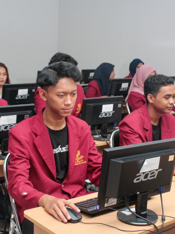 Mahasiswa Kampus Tri Bhakti Business School sedang menghadap ke komputer Biaya Kuliah