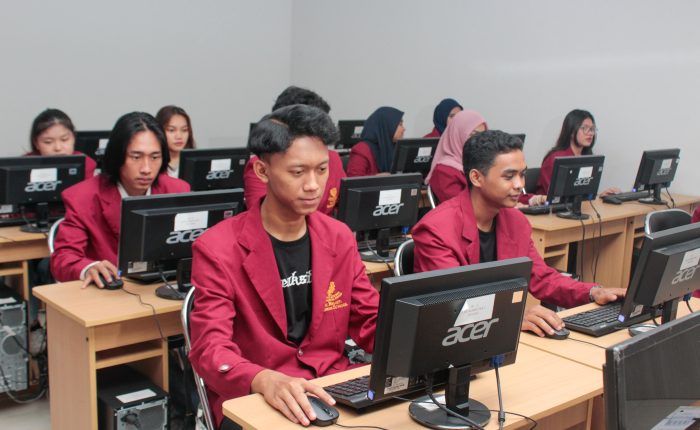 Mahasiswa Kampus Tri Bhakti Business School sedang menghadap ke komputer Biaya Kuliah