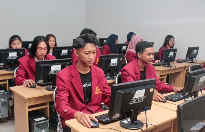 Mahasiswa Kampus Tri Bhakti Business School sedang menghadap ke komputer Biaya Kuliah