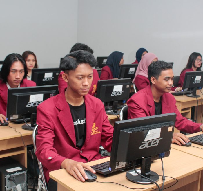Mahasiswa Kampus Tri Bhakti Business School sedang menghadap ke komputer Biaya Kuliah