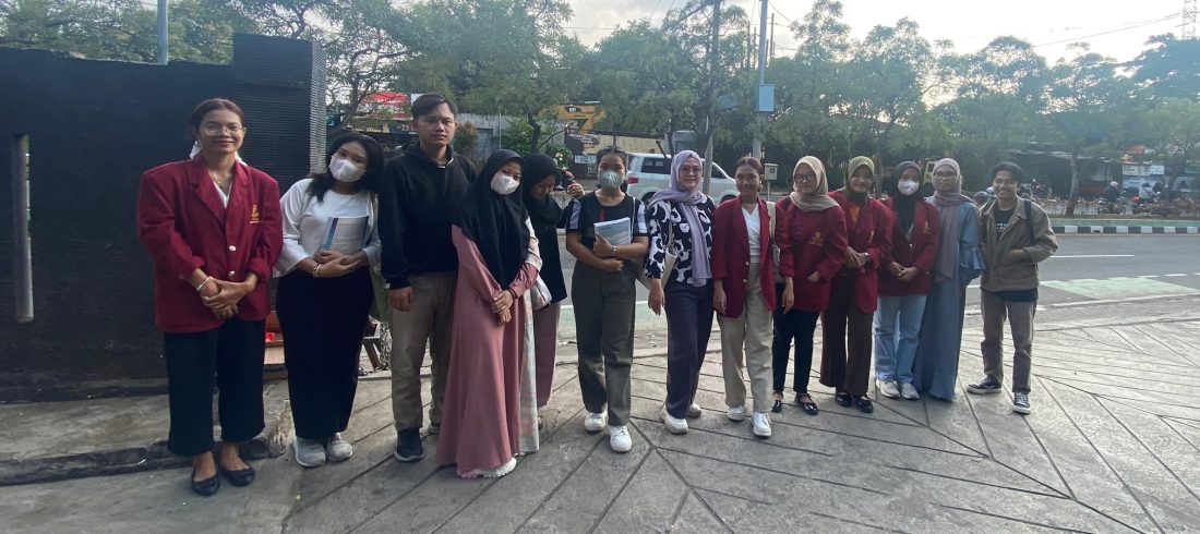 foto bersama IMMTI saat pembagian takjil di Bajawa Bekasi