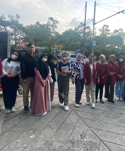 foto bersama IMMTI saat pembagian takjil di Bajawa Bekasi
