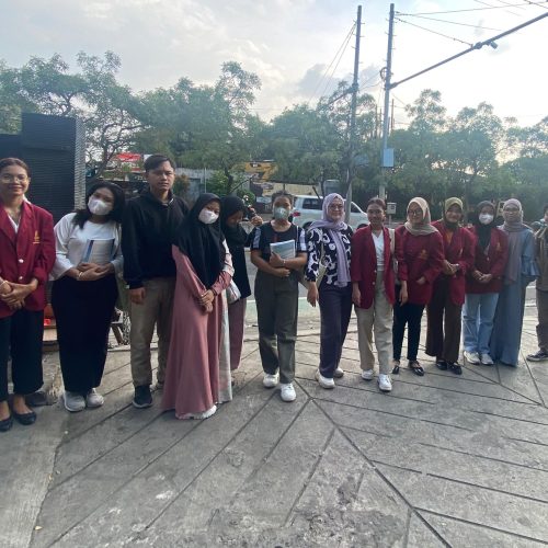 foto bersama IMMTI saat pembagian takjil di Bajawa Bekasi