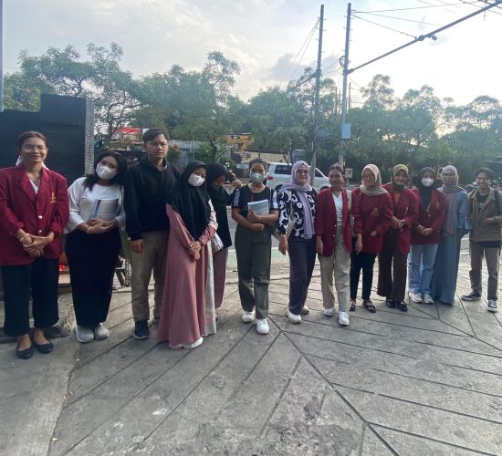 foto bersama IMMTI saat pembagian takjil di Bajawa Bekasi