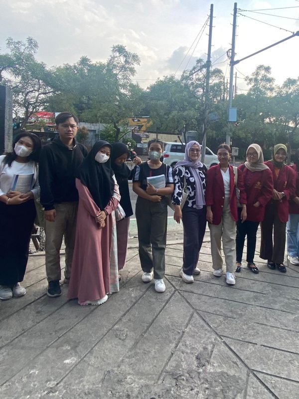 foto bersama IMMTI saat pembagian takjil di Bajawa Bekasi