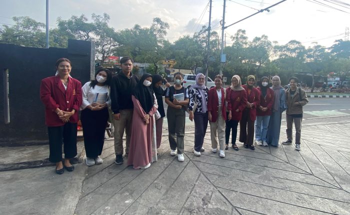 foto bersama IMMTI saat pembagian takjil di Bajawa Bekasi