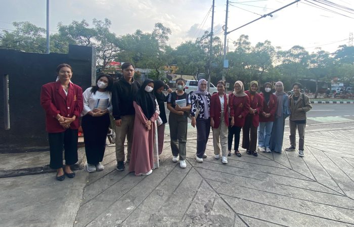 foto bersama IMMTI saat pembagian takjil di Bajawa Bekasi