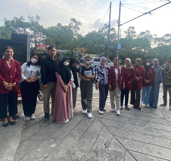 foto bersama IMMTI saat pembagian takjil di Bajawa Bekasi