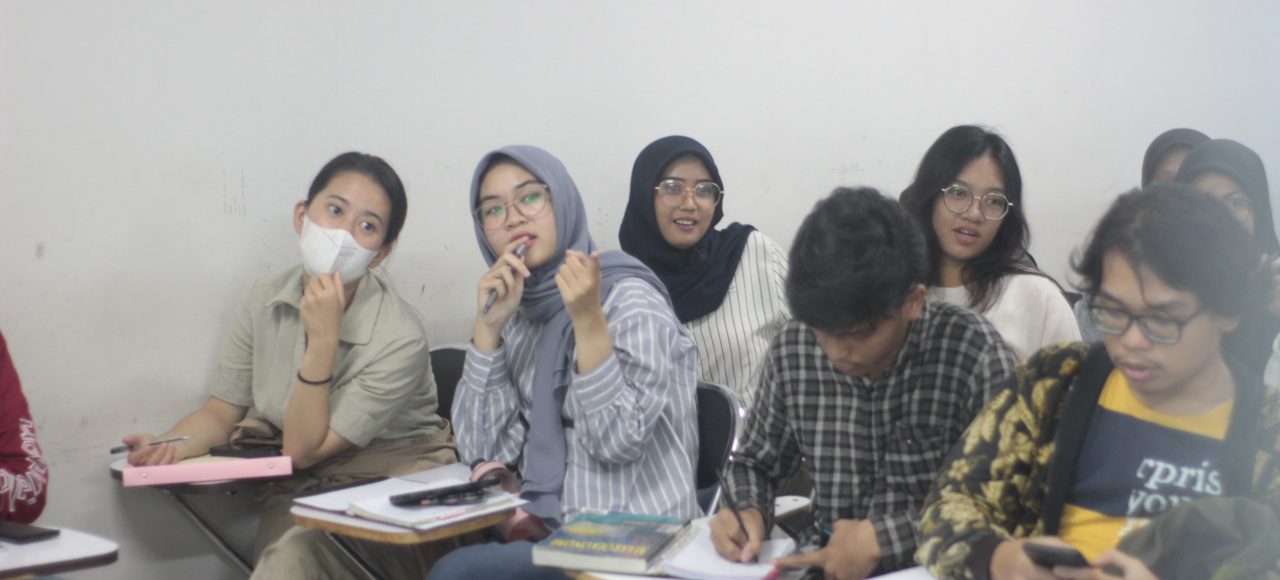Para mahasiswa Tri Bhakti Business School sangat antusias dalam mendengarkan paparan yang dijelaskan oleh kaka tingkat mereka untuk meningkatkan indeks prestasi