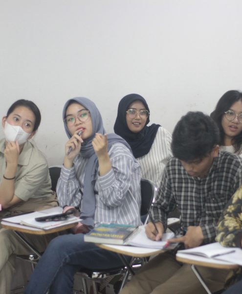 Para mahasiswa Tri Bhakti Business School sangat antusias dalam mendengarkan paparan yang dijelaskan oleh kaka tingkat mereka untuk meningkatkan indeks prestasi