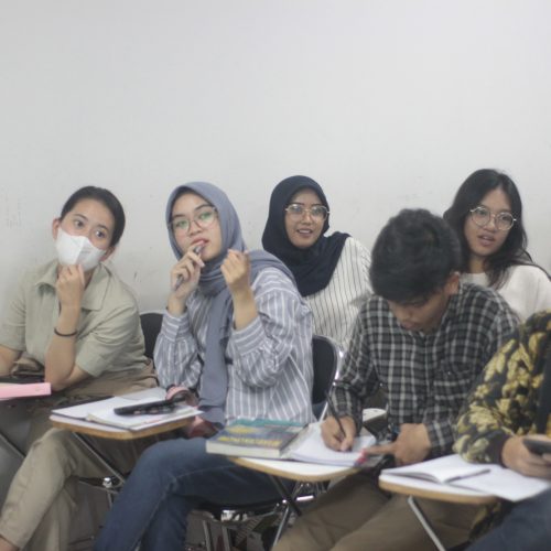 Para mahasiswa Tri Bhakti Business School sangat antusias dalam mendengarkan paparan yang dijelaskan oleh kaka tingkat mereka untuk meningkatkan indeks prestasi