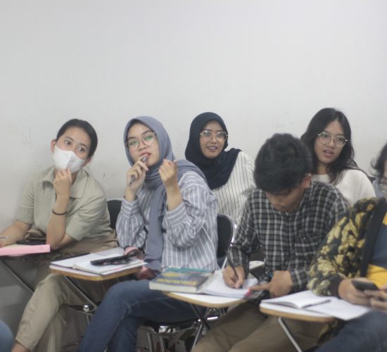 Para mahasiswa Tri Bhakti Business School sangat antusias dalam mendengarkan paparan yang dijelaskan oleh kaka tingkat mereka untuk meningkatkan indeks prestasi