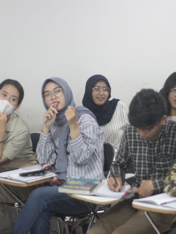 Para mahasiswa Tri Bhakti Business School sangat antusias dalam mendengarkan paparan yang dijelaskan oleh kaka tingkat mereka untuk meningkatkan indeks prestasi