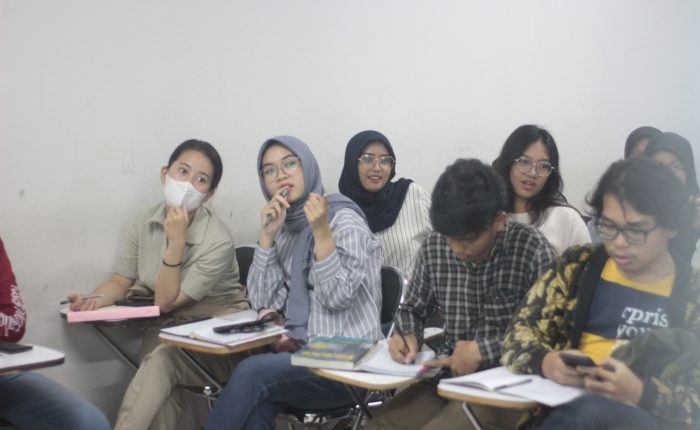 Para mahasiswa Tri Bhakti Business School sangat antusias dalam mendengarkan paparan yang dijelaskan oleh kaka tingkat mereka untuk meningkatkan indeks prestasi