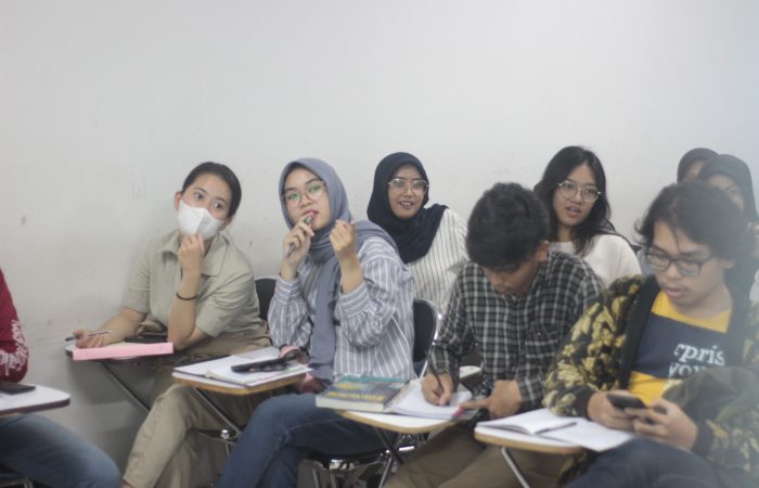 Para mahasiswa Tri Bhakti Business School sangat antusias dalam mendengarkan paparan yang dijelaskan oleh kaka tingkat mereka untuk meningkatkan indeks prestasi