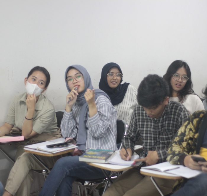 Para mahasiswa Tri Bhakti Business School sangat antusias dalam mendengarkan paparan yang dijelaskan oleh kaka tingkat mereka untuk meningkatkan indeks prestasi