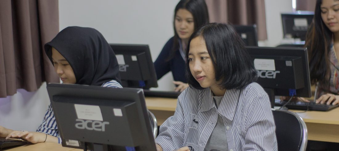 Siswi dari sebuah SMA sedang mengerjakan UTBK SNBT menggunakan Cara Jitu Lolos UTBK SNBT uhuy