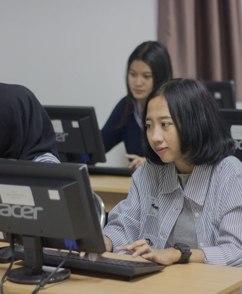 Siswi dari sebuah SMA sedang mengerjakan UTBK SNBT menggunakan Cara Jitu Lolos UTBK SNBT uhuy