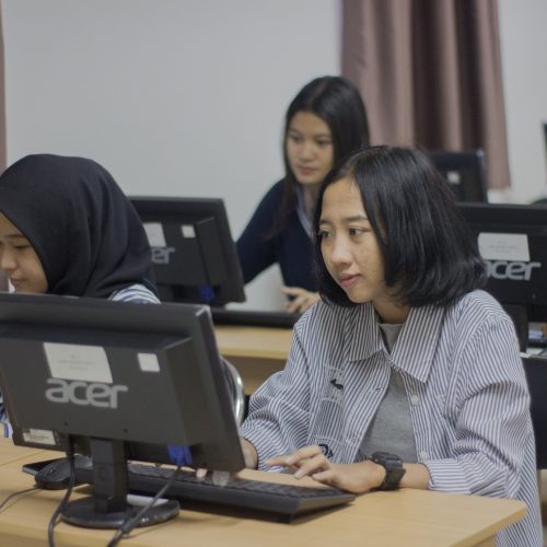 Siswi dari sebuah SMA sedang mengerjakan UTBK SNBT menggunakan Cara Jitu Lolos UTBK SNBT uhuy