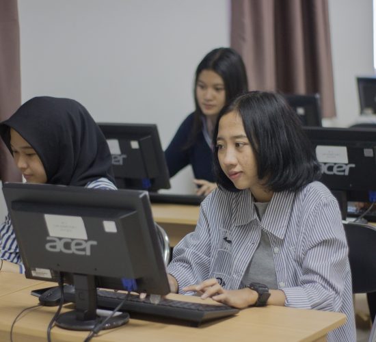 Siswi dari sebuah SMA sedang mengerjakan UTBK SNBT menggunakan Cara Jitu Lolos UTBK SNBT uhuy