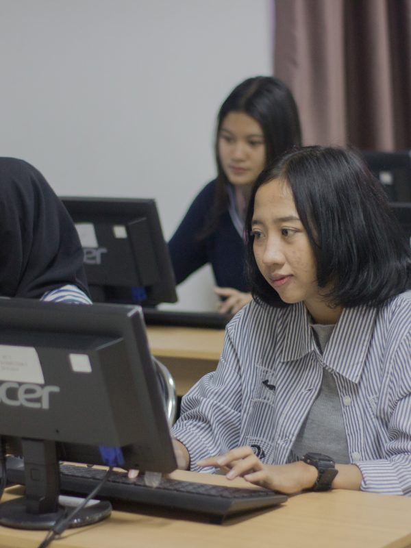 Siswi dari sebuah SMA sedang mengerjakan UTBK SNBT menggunakan Cara Jitu Lolos UTBK SNBT uhuy