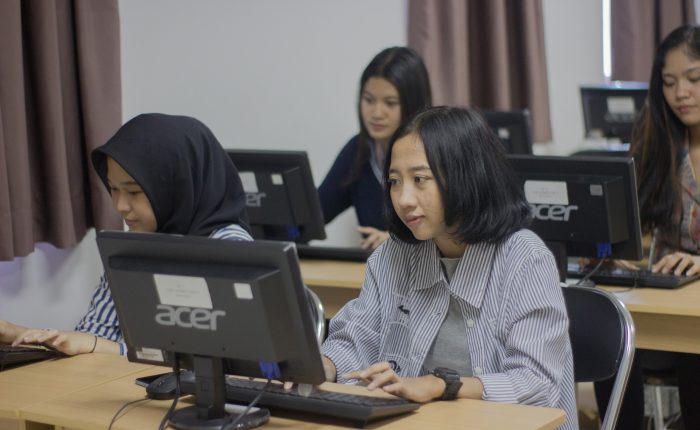 Siswi dari sebuah SMA sedang mengerjakan UTBK SNBT menggunakan Cara Jitu Lolos UTBK SNBT uhuy