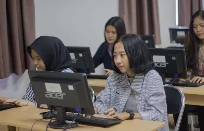 Siswi dari sebuah SMA sedang mengerjakan UTBK SNBT menggunakan Cara Jitu Lolos UTBK SNBT uhuy