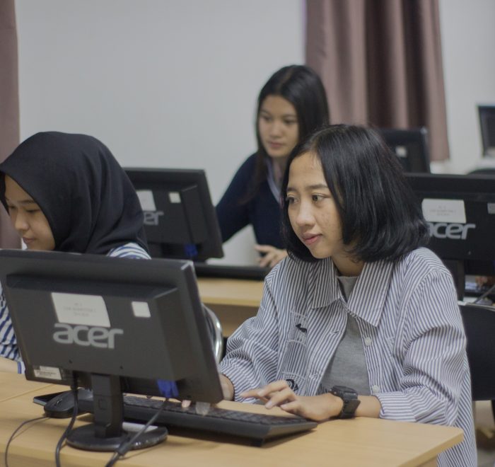 Siswi dari sebuah SMA sedang mengerjakan UTBK SNBT menggunakan Cara Jitu Lolos UTBK SNBT uhuy