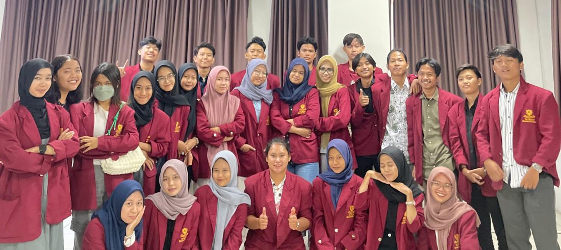 foto bersama organisasi mahasiswa kampus Tri Bhakti Business School kampus bekasi, yang terdiri dari perwakilan BEM, Himpunan Mahasiswa Akuntansi, Himpunan Mahasiswa Manajemen, Kelompok Studi Pasar Modal, English Conversation Club, Paduan Suara, Tari Tradisional & Modern, Musik, Basket, Futsal, Mapala, Ikatan Mahasiswa Kristen Tri Bhakti, Ikatan Mahasiswa Muslim Tri Bhakti.