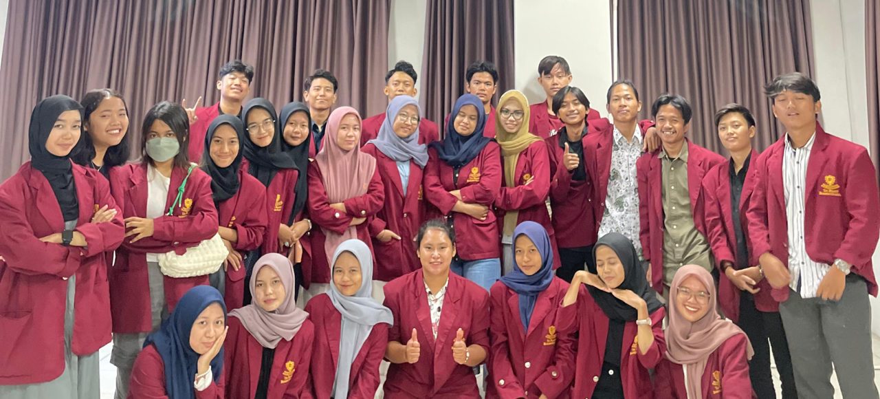 foto bersama organisasi mahasiswa kampus Tri Bhakti Business School kampus bekasi, yang terdiri dari perwakilan BEM, Himpunan Mahasiswa Akuntansi, Himpunan Mahasiswa Manajemen, Kelompok Studi Pasar Modal, English Conversation Club, Paduan Suara, Tari Tradisional & Modern, Musik, Basket, Futsal, Mapala, Ikatan Mahasiswa Kristen Tri Bhakti, Ikatan Mahasiswa Muslim Tri Bhakti.
