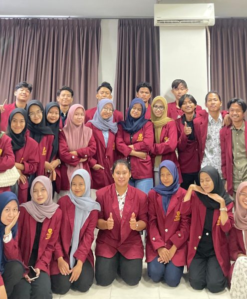 foto bersama organisasi mahasiswa kampus Tri Bhakti Business School kampus bekasi, yang terdiri dari perwakilan BEM, Himpunan Mahasiswa Akuntansi, Himpunan Mahasiswa Manajemen, Kelompok Studi Pasar Modal, English Conversation Club, Paduan Suara, Tari Tradisional & Modern, Musik, Basket, Futsal, Mapala, Ikatan Mahasiswa Kristen Tri Bhakti, Ikatan Mahasiswa Muslim Tri Bhakti.