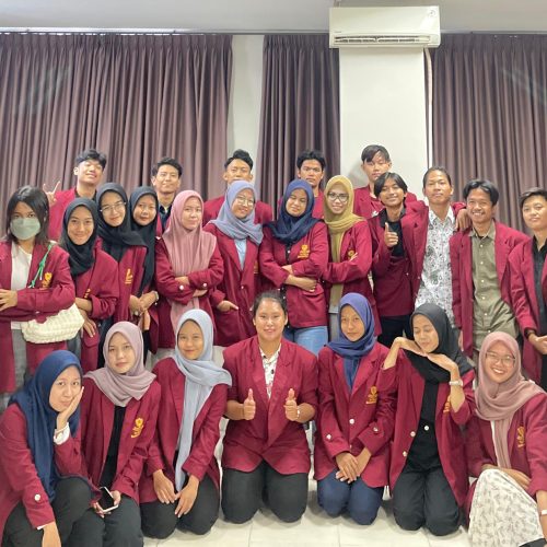foto bersama organisasi mahasiswa kampus Tri Bhakti Business School kampus bekasi, yang terdiri dari perwakilan BEM, Himpunan Mahasiswa Akuntansi, Himpunan Mahasiswa Manajemen, Kelompok Studi Pasar Modal, English Conversation Club, Paduan Suara, Tari Tradisional & Modern, Musik, Basket, Futsal, Mapala, Ikatan Mahasiswa Kristen Tri Bhakti, Ikatan Mahasiswa Muslim Tri Bhakti.