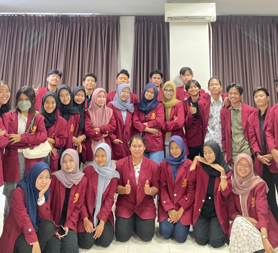 foto bersama organisasi mahasiswa kampus Tri Bhakti Business School kampus bekasi, yang terdiri dari perwakilan BEM, Himpunan Mahasiswa Akuntansi, Himpunan Mahasiswa Manajemen, Kelompok Studi Pasar Modal, English Conversation Club, Paduan Suara, Tari Tradisional & Modern, Musik, Basket, Futsal, Mapala, Ikatan Mahasiswa Kristen Tri Bhakti, Ikatan Mahasiswa Muslim Tri Bhakti.