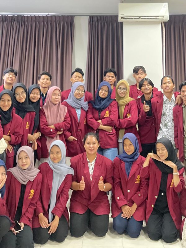 foto bersama organisasi mahasiswa kampus Tri Bhakti Business School kampus bekasi, yang terdiri dari perwakilan BEM, Himpunan Mahasiswa Akuntansi, Himpunan Mahasiswa Manajemen, Kelompok Studi Pasar Modal, English Conversation Club, Paduan Suara, Tari Tradisional & Modern, Musik, Basket, Futsal, Mapala, Ikatan Mahasiswa Kristen Tri Bhakti, Ikatan Mahasiswa Muslim Tri Bhakti.