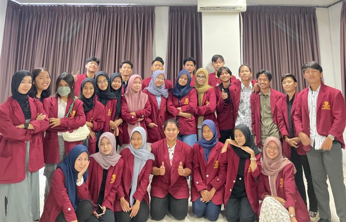 foto bersama organisasi mahasiswa kampus Tri Bhakti Business School kampus bekasi, yang terdiri dari perwakilan BEM, Himpunan Mahasiswa Akuntansi, Himpunan Mahasiswa Manajemen, Kelompok Studi Pasar Modal, English Conversation Club, Paduan Suara, Tari Tradisional & Modern, Musik, Basket, Futsal, Mapala, Ikatan Mahasiswa Kristen Tri Bhakti, Ikatan Mahasiswa Muslim Tri Bhakti.