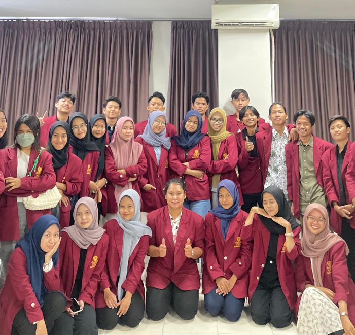 foto bersama organisasi mahasiswa kampus Tri Bhakti Business School kampus bekasi, yang terdiri dari perwakilan BEM, Himpunan Mahasiswa Akuntansi, Himpunan Mahasiswa Manajemen, Kelompok Studi Pasar Modal, English Conversation Club, Paduan Suara, Tari Tradisional & Modern, Musik, Basket, Futsal, Mapala, Ikatan Mahasiswa Kristen Tri Bhakti, Ikatan Mahasiswa Muslim Tri Bhakti.
