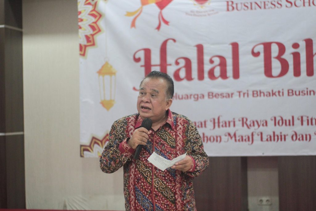 Prof. Drs. Widayatmoko, MM., M.Ikom memberikan sambutan di acara Halalbihalal TBBS 2024