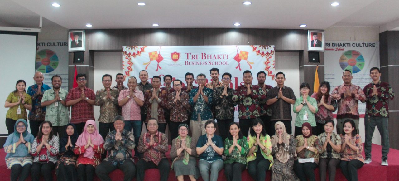Seluruh sivitas akademika yang tediri dari dosen, staf, OB, dan Satpam berfoto bersama dan mengucapkan mohon maaf lahir dan batin
