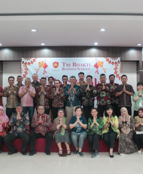 Seluruh sivitas akademika yang tediri dari dosen, staf, OB, dan Satpam berfoto bersama dan mengucapkan mohon maaf lahir dan batin