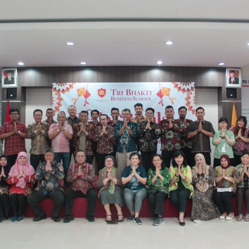 Seluruh sivitas akademika yang tediri dari dosen, staf, OB, dan Satpam berfoto bersama dan mengucapkan mohon maaf lahir dan batin